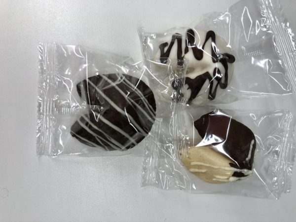 Печенье в черно-белом шоколаде